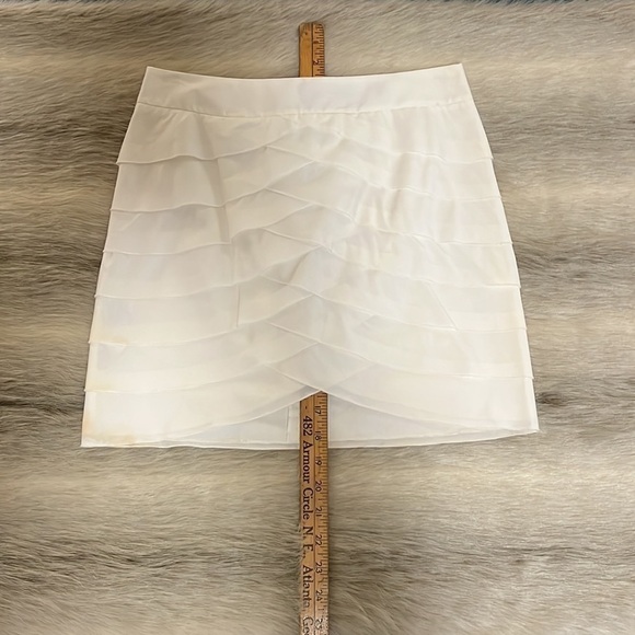 Vintage BCBGMAXAZRIA Off White 0 Tiered Pencil Skirt Front V Layered Stretch Y2K - Picture 10 of 12